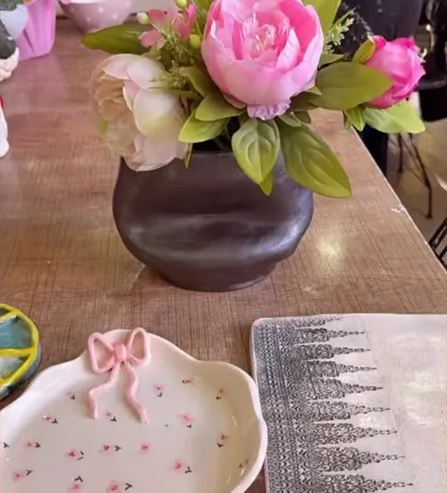 El yapımı desenli seramik tabaklar, fırın çıkışı