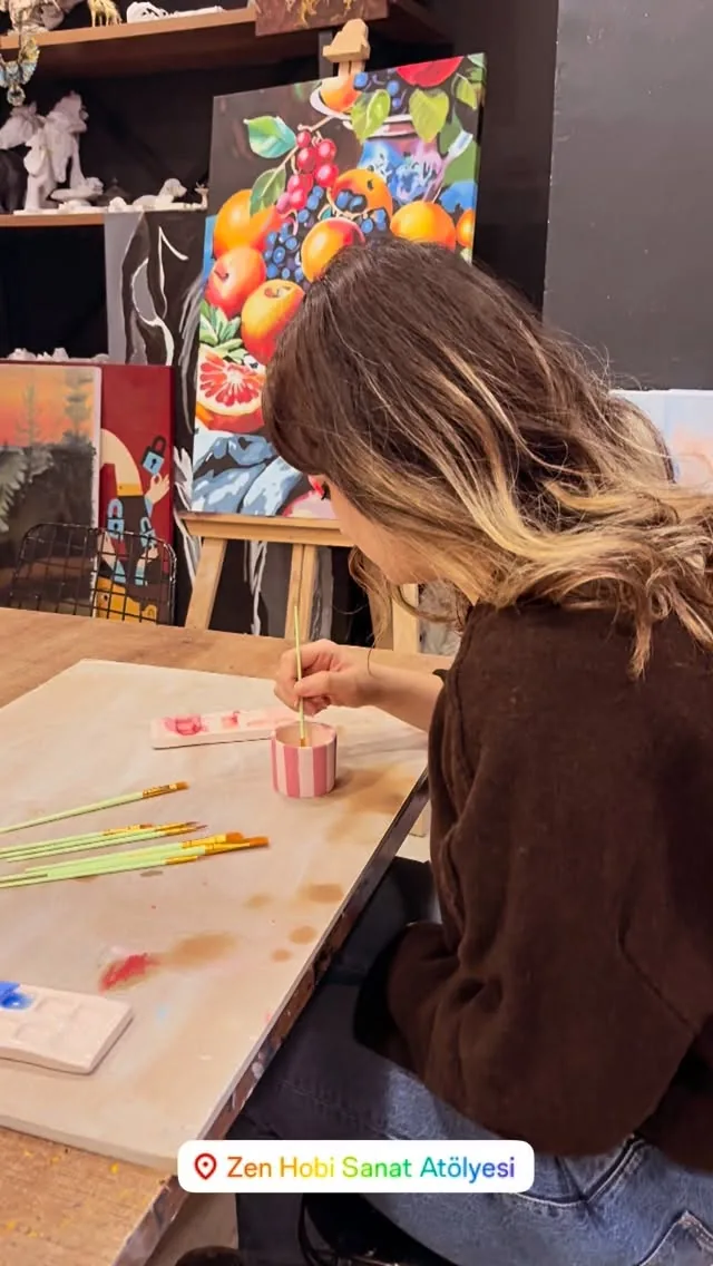 Atölyede sanat çalışması yapan kursiyer